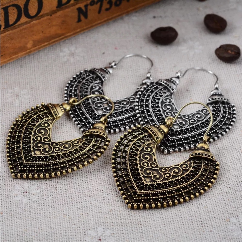 New Vintage Hollow Out Heart Earrings gold color - Picture 5 of 6